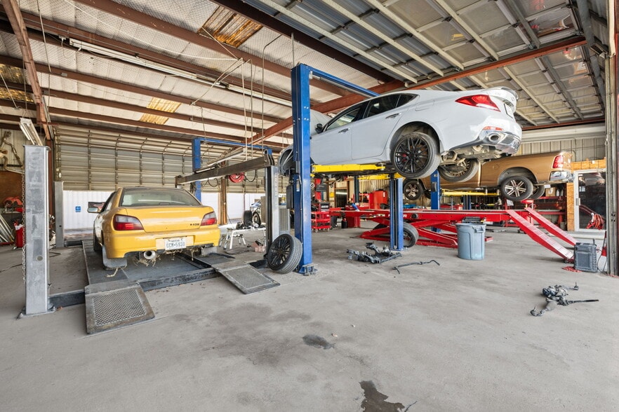 More Photos Of 2214 N Frazier St, Conroe Auto Repair For Sale