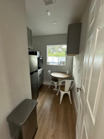 More Photos Of 1314 S Semoran Blvd, Orlando Office For Lease