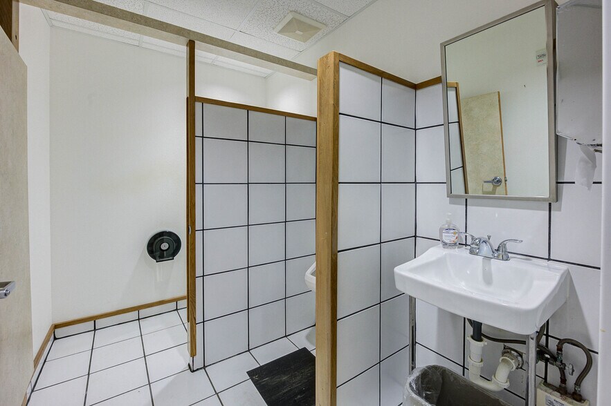 More Photos Of 7415 Eastex Freeway Plaza, Beaumont Industrial For Sale