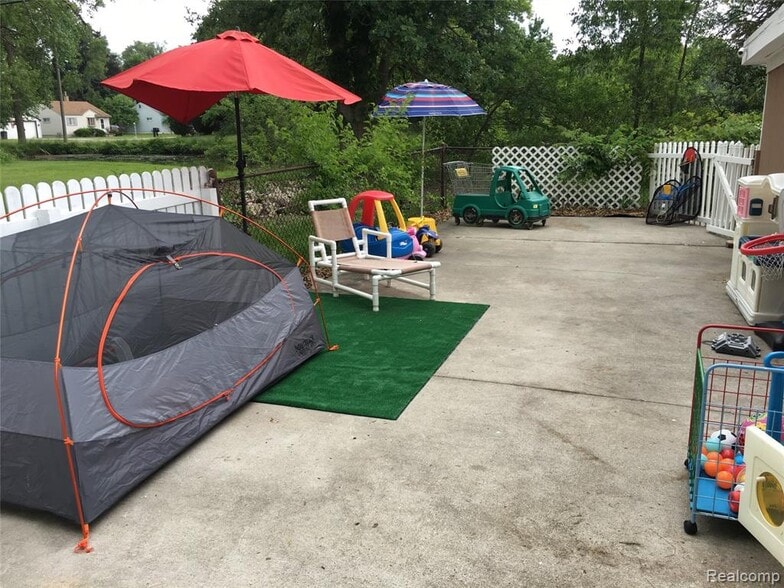 More Photos Of 4430 Elizabeth Lake Rd, Waterford Daycare Center For Sale