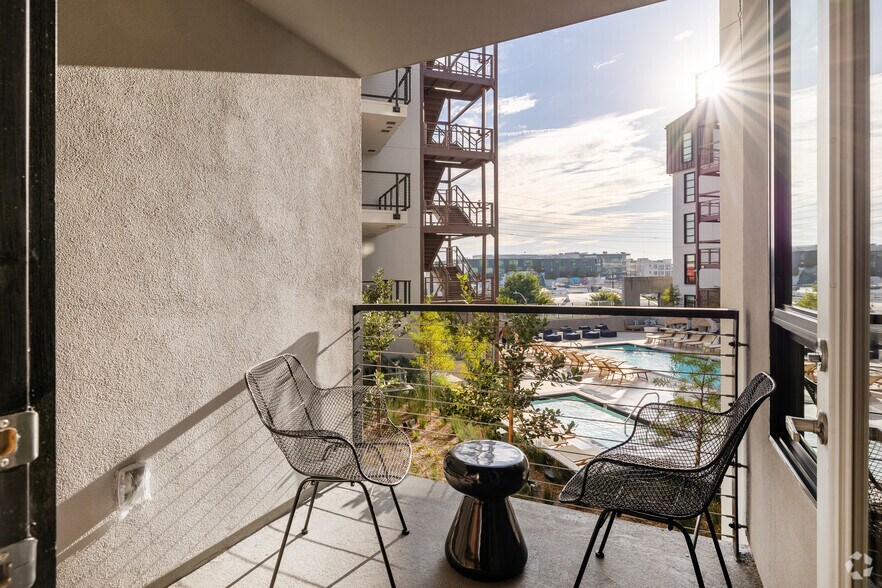 More Photos Of 6933 Santa Monica Blvd, Los Angeles Apartments For Lease