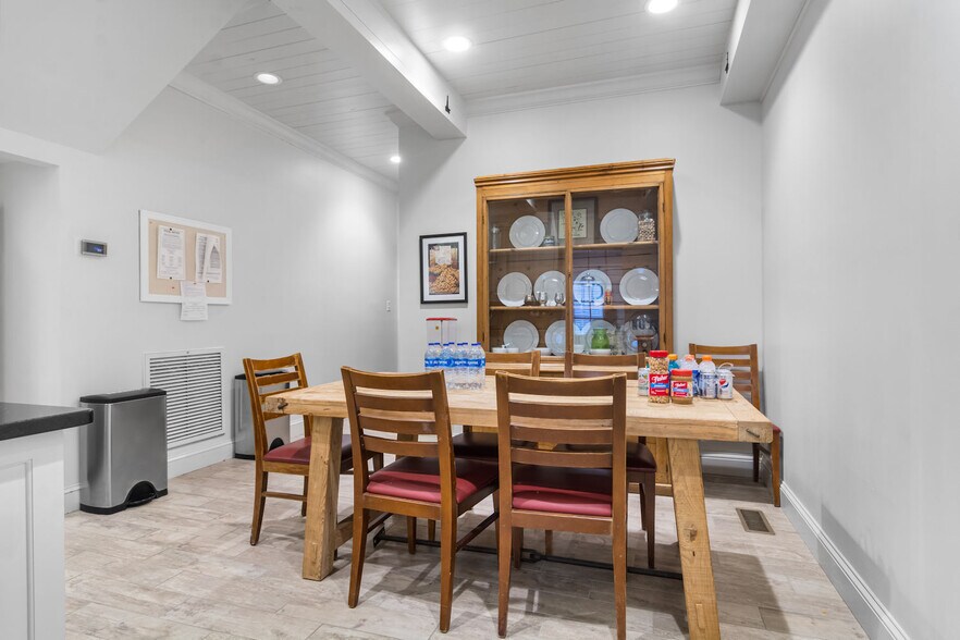 More Photos Of 2334 Lake Park Dr, Albany Office Residential For Sale