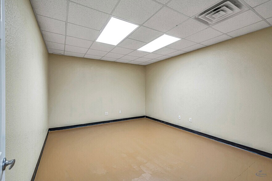 More Photos Of 1010 S Meadow Ave, Odessa Warehouse For Sale