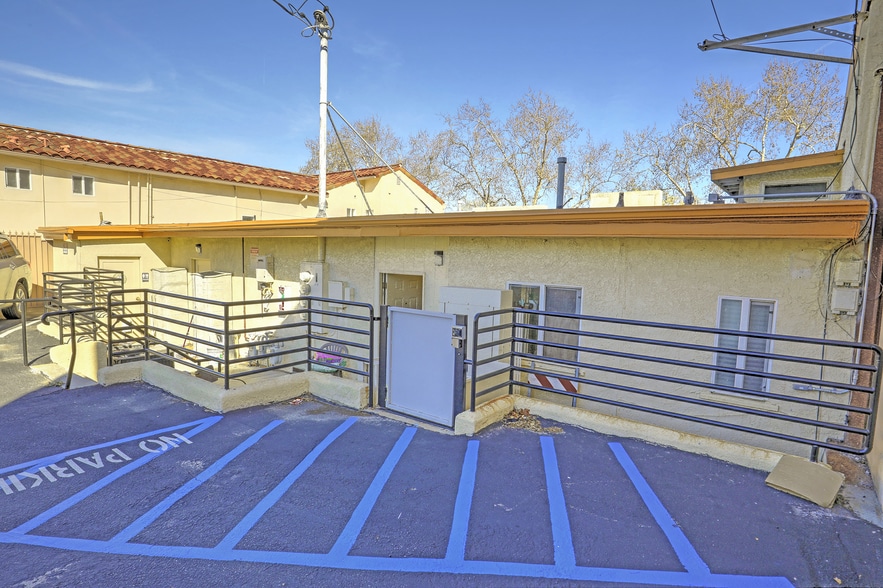 More Photos Of 2068 Ventura Blvd, Camarillo Freestanding For Sale