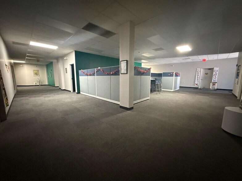 More Photos Of 75 Brainard Rd, Hartford Showroom For Lease