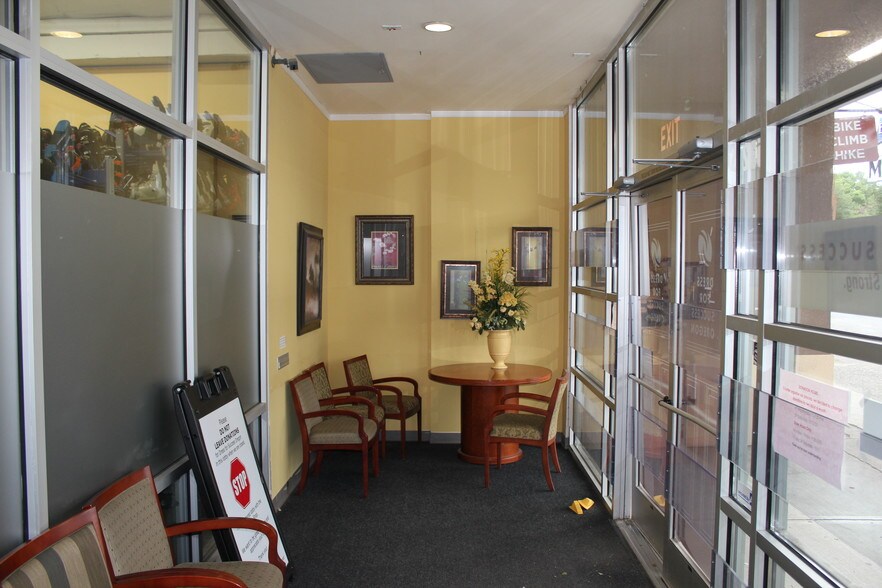 More Photos Of 3701-3719 NE Sandy Blvd, Portland Storefront Retail Office For Lease