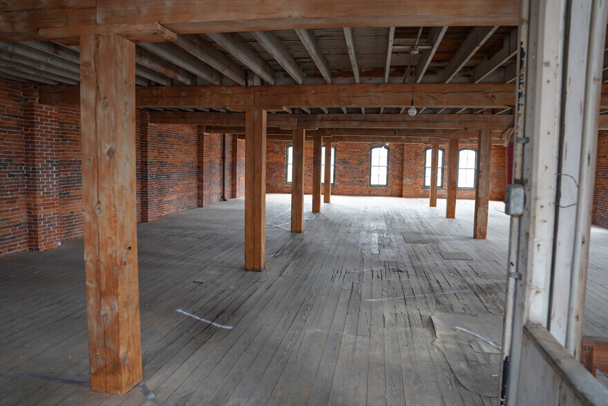 More Photos Of 160 N Main St, Mansfield Warehouse For Lease