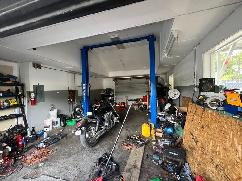 More Photos Of 2270 S Cobb Dr, Smyrna Auto Dealership For Sale