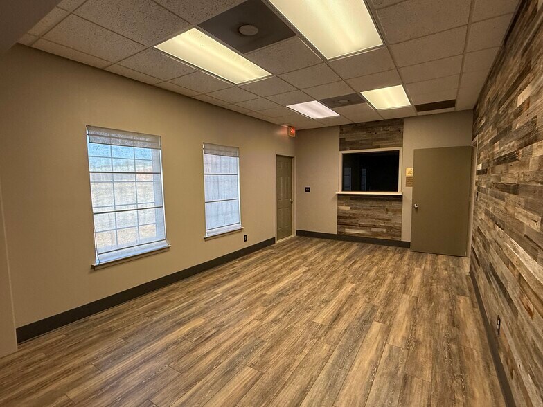 More Photos Of 4550 Lamar Ave, Paris Rehabilitation Center For Lease