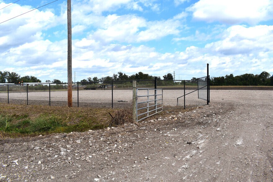More Photos Of 8911 FM 524 Rd, Sweeny Land For Lease