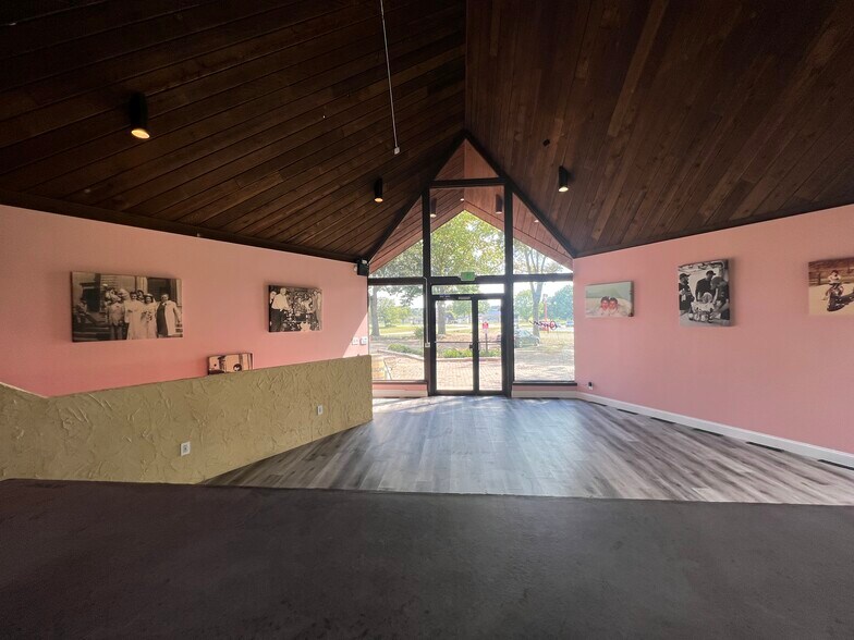 More Photos Of 10804 Wilkshire Blvd, Bolivar Office For Sale