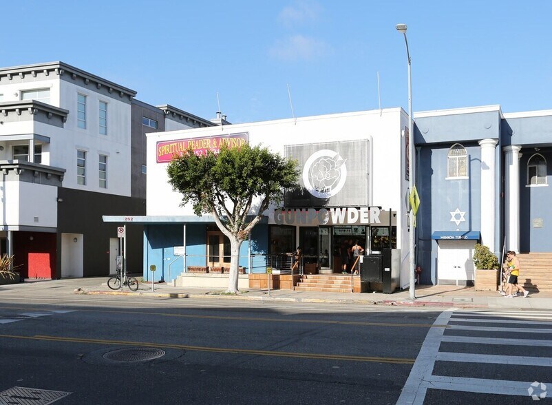 Primary Photo Of 202 Main St, Venice Restaurant For Sale