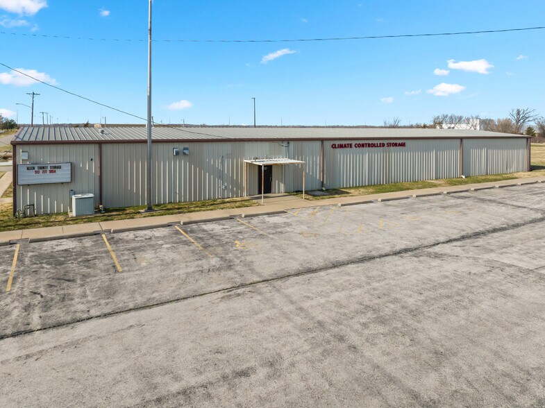 More Photos Of 712 W Patterson Ave, Iola Specialty For Sale