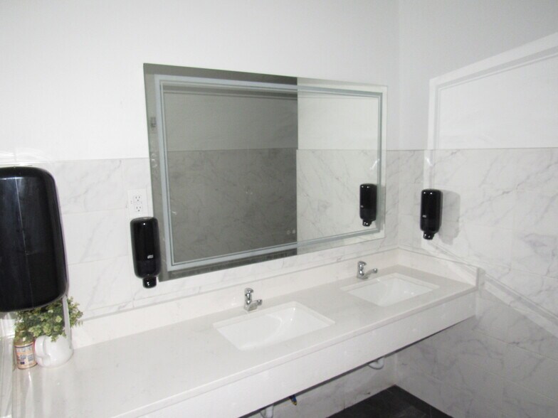 More Photos Of 802 S Main St, Belton General Retail For Sale