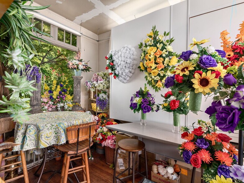 More Photos Of 104 Clairmont Dr, Hendersonville Storefront For Sale