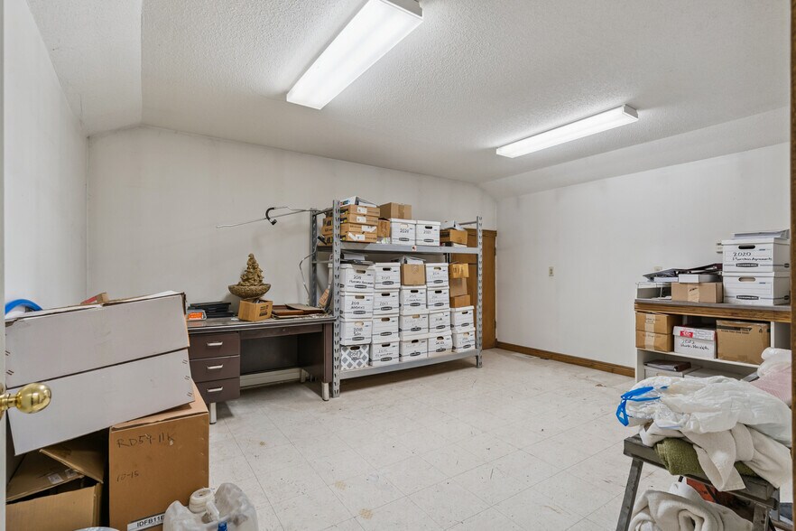 More Photos Of 702 Short St, Decorah Office For Sale