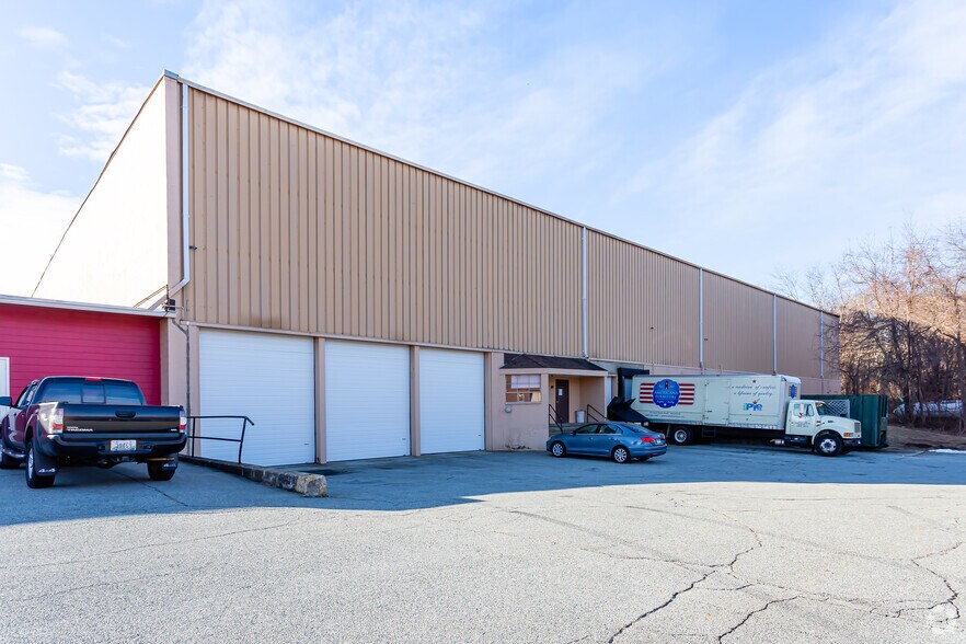 More Photos Of 47 Great Neck Rd, Waterford Warehouse For Lease