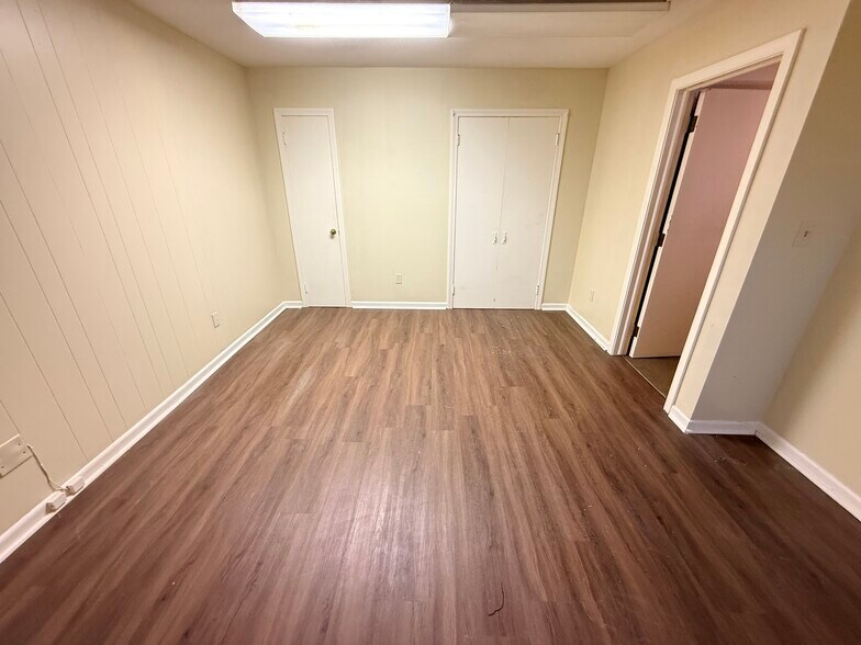 More Photos Of 1019 Farmington Ave, Bristol Office For Lease
