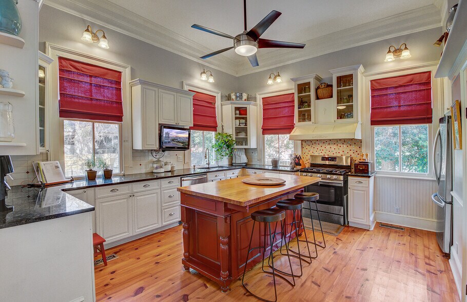 More Photos Of 112 S Magnolia St, Summerville Office Residential For Lease