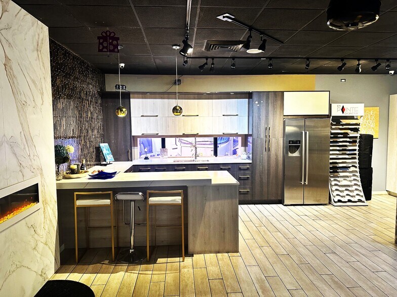 More Photos Of 1401 Busse Rd, Elk Grove Village Showroom For Lease