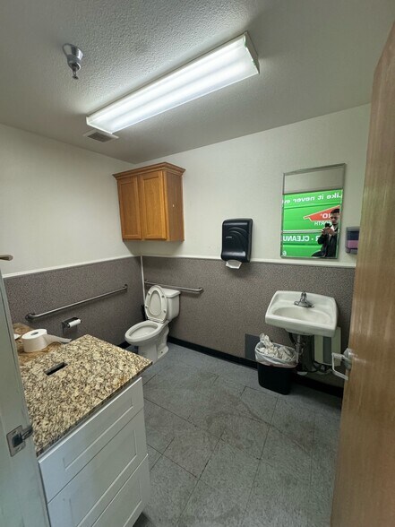 More Photos Of 654 Rancho Vista Blvd, Palmdale Manufacturing For Lease