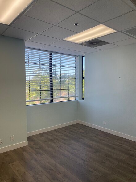 More Photos Of 1015 Chestnut Ave, Carlsbad Office For Sale
