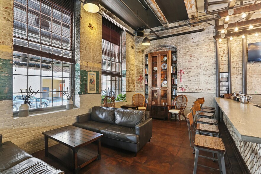 More Photos Of 1051 Annunciation St, New Orleans Restaurant For Sale