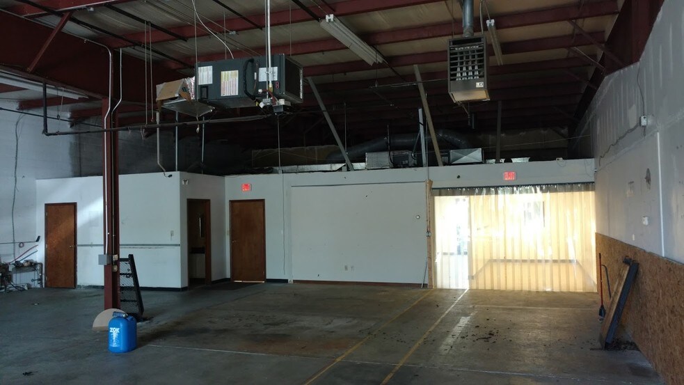More Photos Of 400-460 Fame Rd, Dayton Light Distribution For Lease