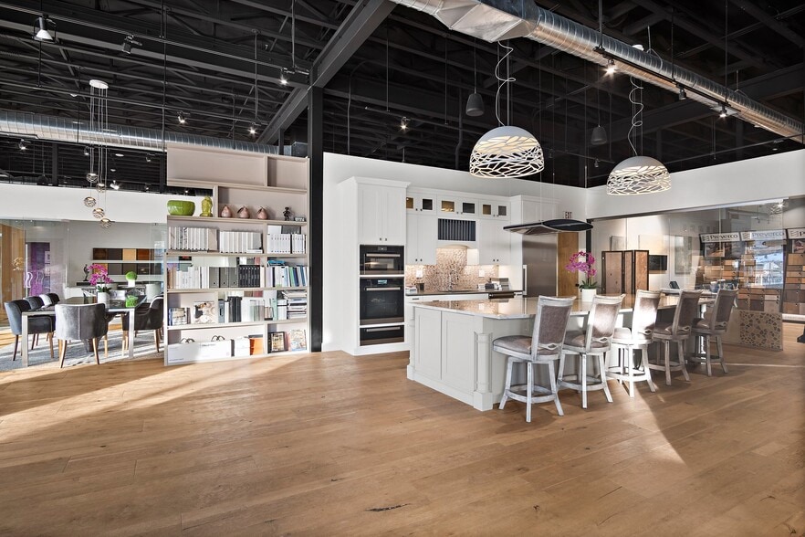 More Photos Of 47 Newbury St, Peabody Freestanding For Lease