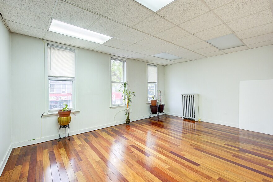 More Photos Of 12015 Liberty Ave, South Richmond Hill Storefront Retail Office For Lease