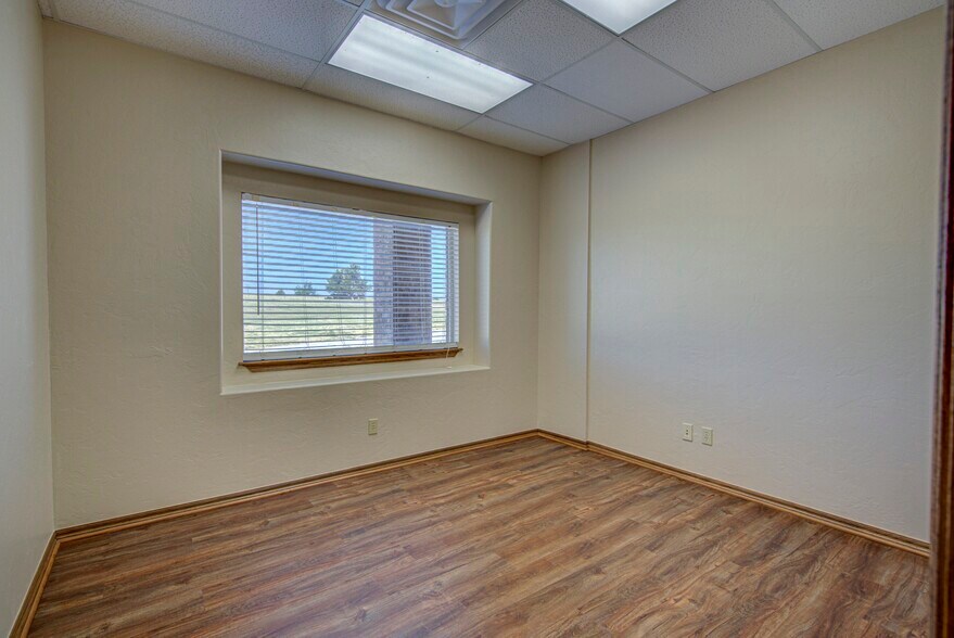 More Photos Of 2830 NW 32nd St, Newcastle Office For Sale