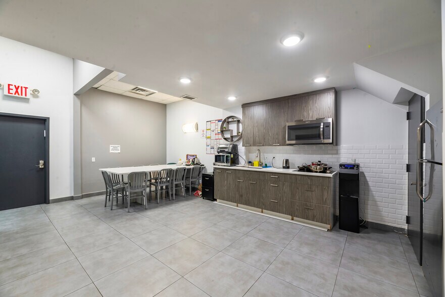 More Photos Of 12419 Metropolitan Ave, Kew Gardens General Retail For Lease