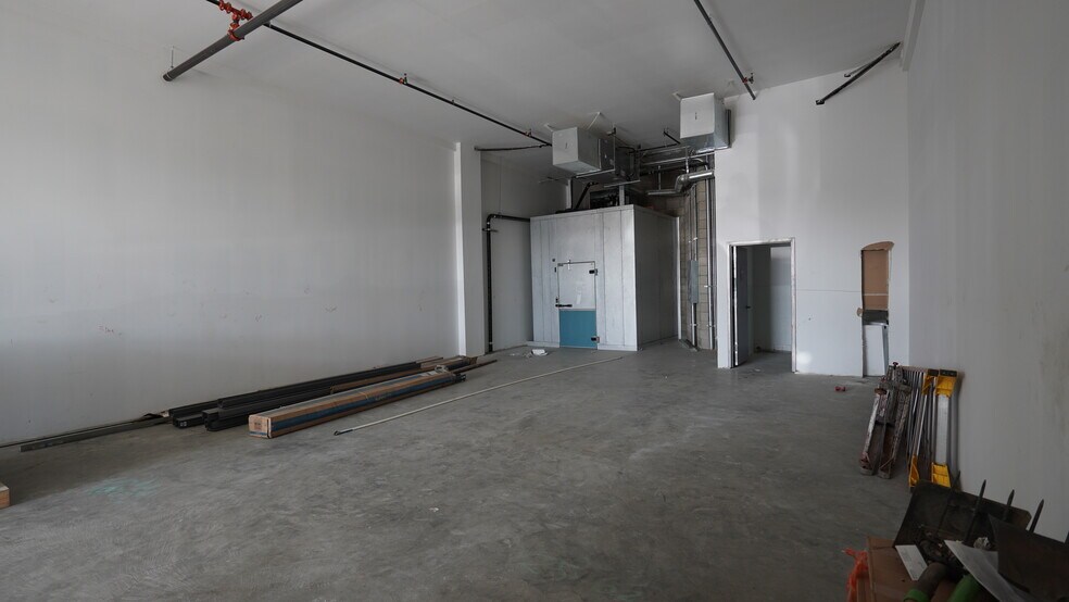 More Photos Of 13755 Roscoe Blvd, Panorama City General Retail For Lease