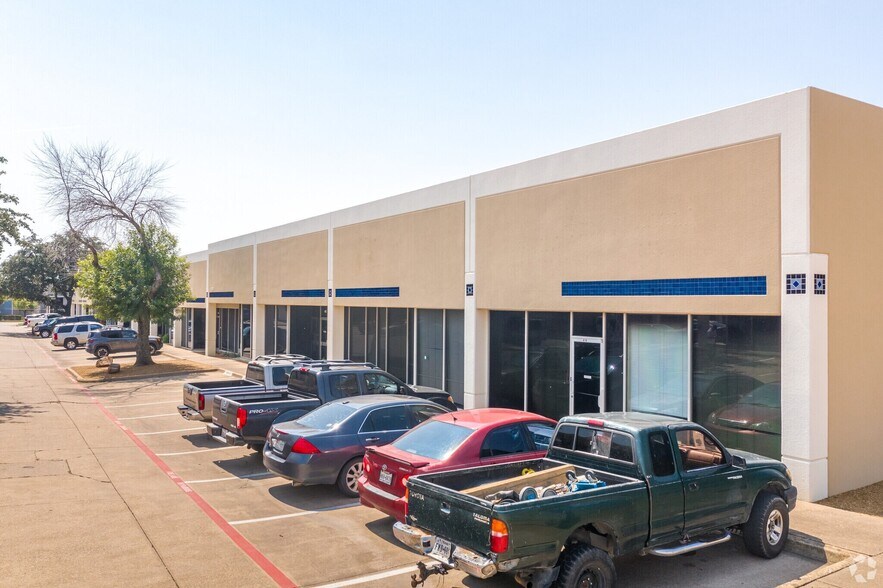 More Photos Of 13663 Jupiter Rd, Dallas Showroom For Lease