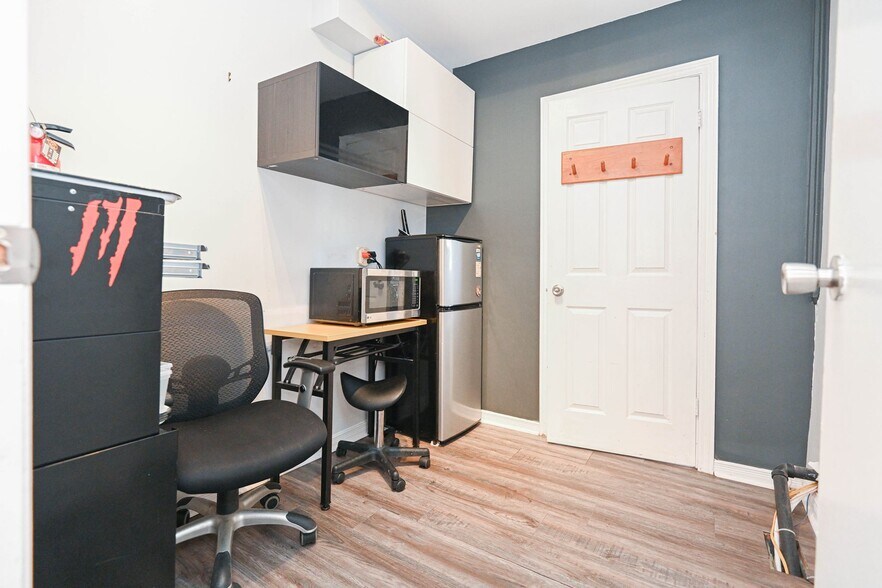 More Photos Of 37 Dundas St W, Mississauga Storefront Retail Residential For Sale