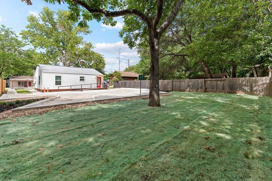 More Photos Of 1512 W Koenig Ln, Austin Office For Sale