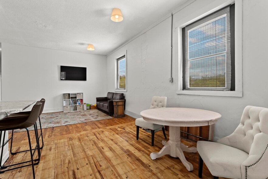 More Photos Of 10117 Commerce St, Summerville Storefront For Sale