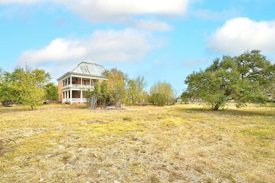 More Photos Of 709 N Lexington St, Manor Specialty For Sale