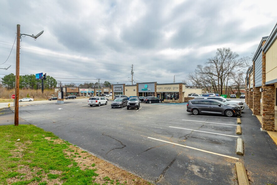 More Photos Of 8000 E Brainerd Rd, Chattanooga Unknown For Lease