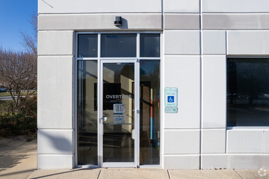 More Photos Of 595 Lakeview Pky, Vernon Hills Warehouse For Lease