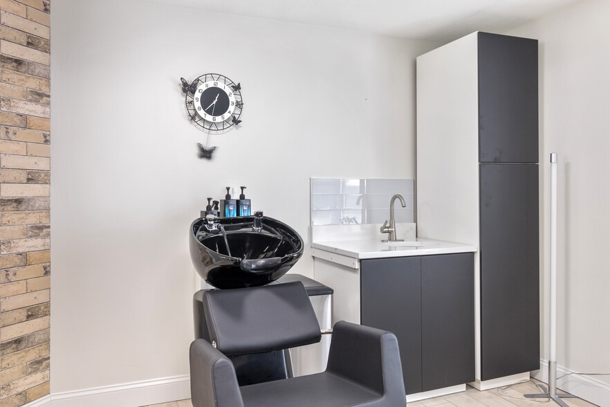 More Photos Of 712 Main St, Hyannis Storefront Retail Office For Sale