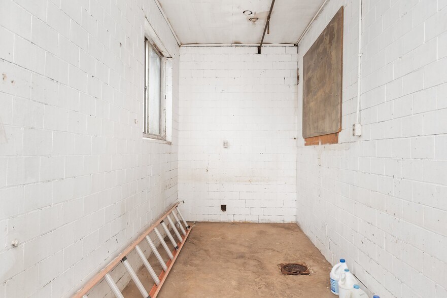 More Photos Of 203 Benson St, Reading Flex For Sale