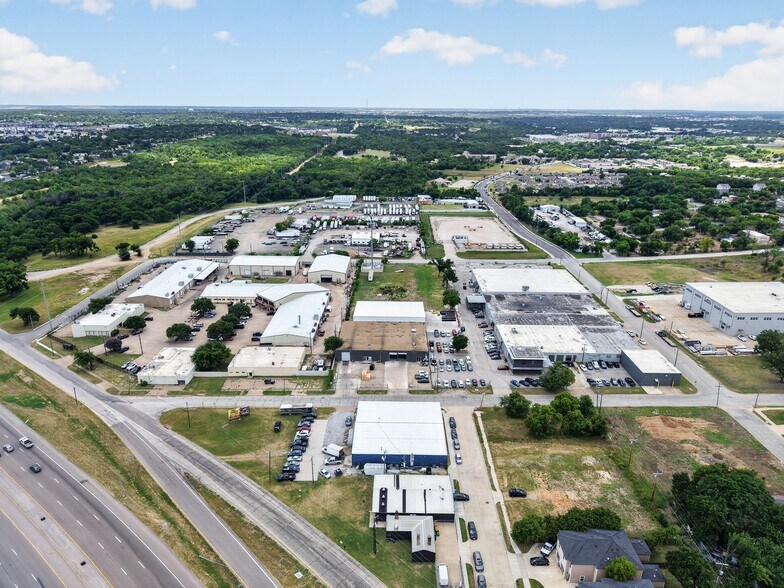 More Photos Of 2106-2110 E Richmond Ave, Fort Worth Distribution For Lease