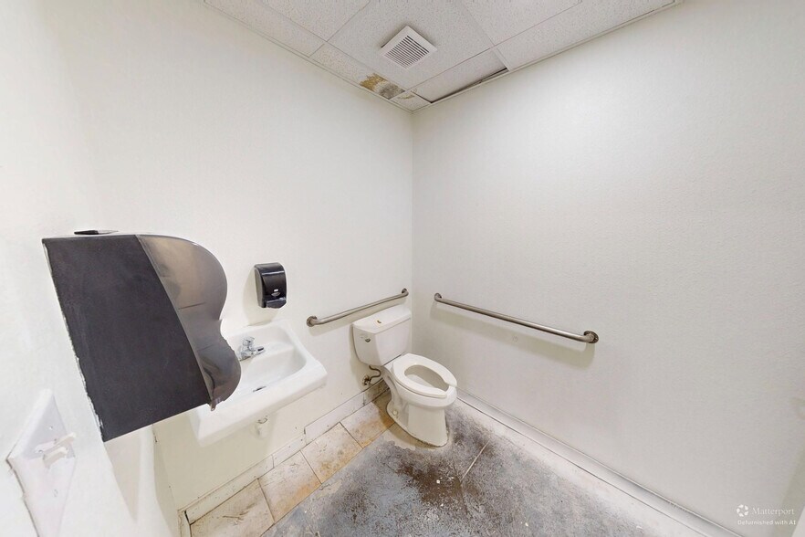 More Photos Of 400 W Cervantes St, Pensacola Flex For Lease