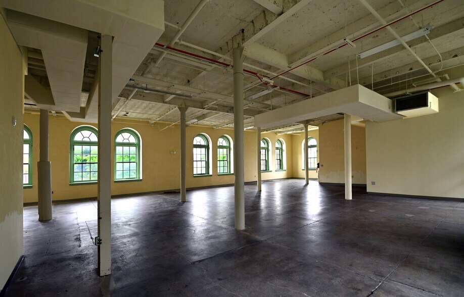 More Photos Of 1801 E Oliver St, Baltimore Unknown For Lease