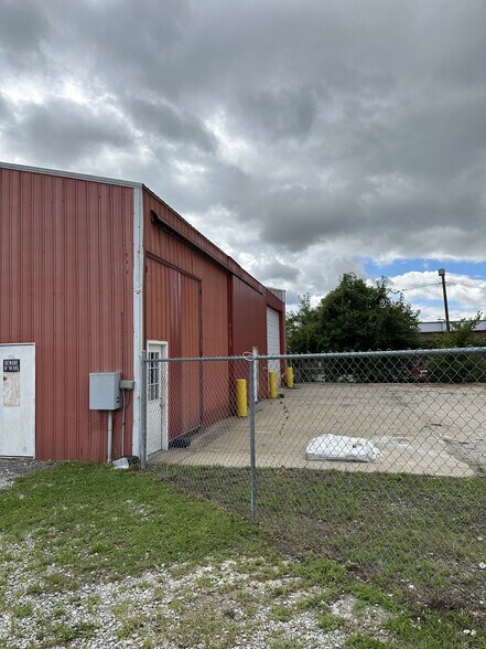 More Photos Of 1801 Dutch Ln, Jeffersonville Warehouse For Lease