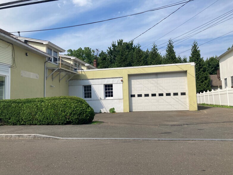 More Photos Of 21 Northfield St, Greenwich Freestanding For Lease