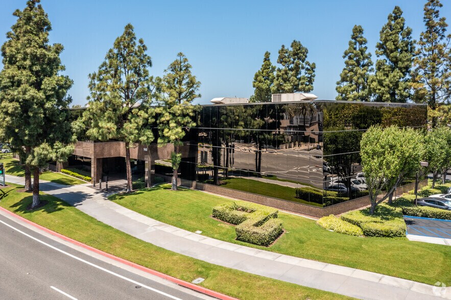 More Photos Of 940 S Coast Dr, Costa Mesa Office For Lease