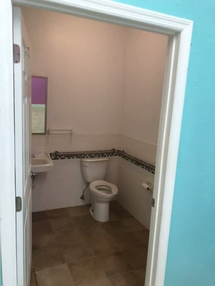 Primary Photo Of 2408-2412 N Dixie Hwy, Wilton Manors Warehouse For Lease