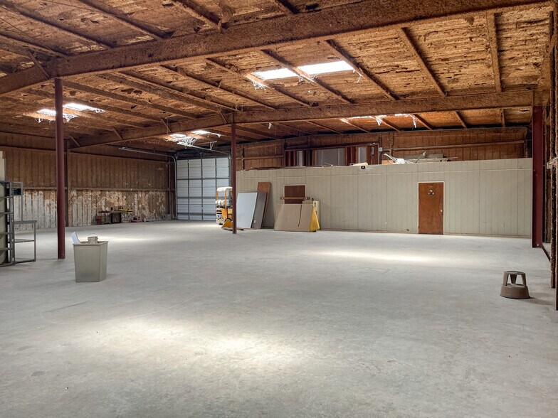 More Photos Of 729 W Saint Peter St, New Iberia Showroom For Sale